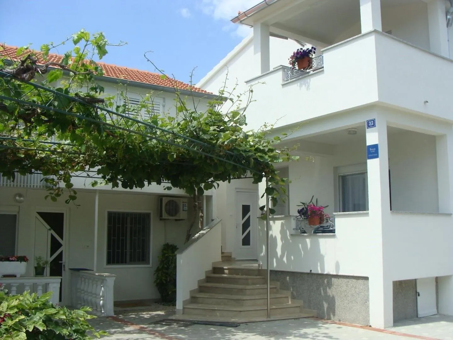 Apartments Let - 5 M From Sea Sukosan